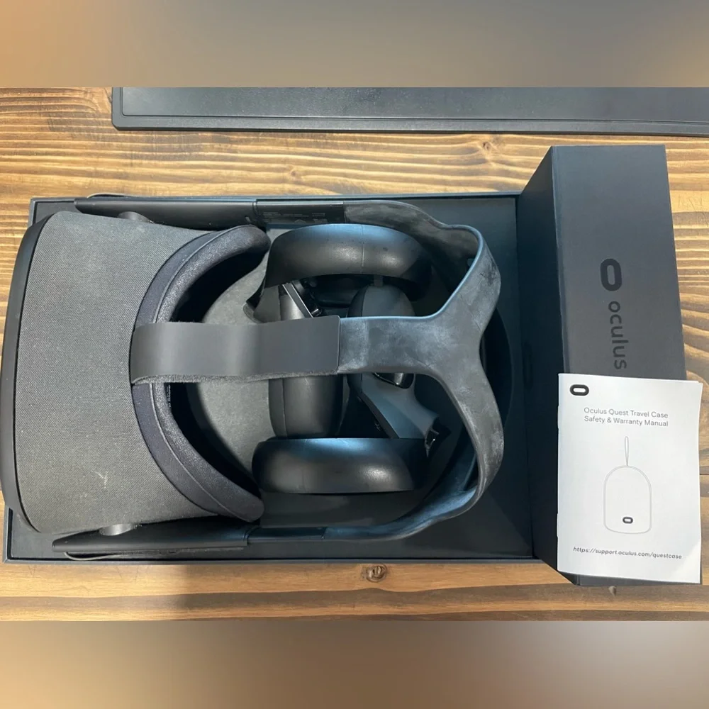 Oculus Quest 128 Gigabytes and Travel Case